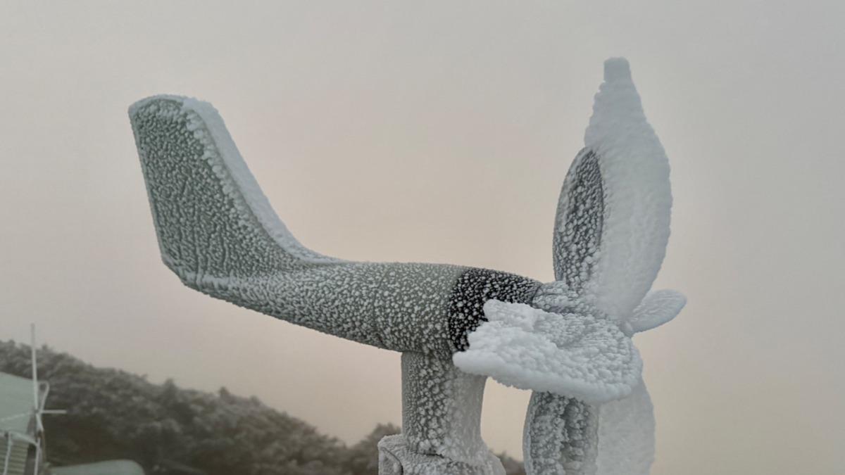 玉山氣象站的設備覆蓋上一層雪白。(圖/中央氣象署提供)
