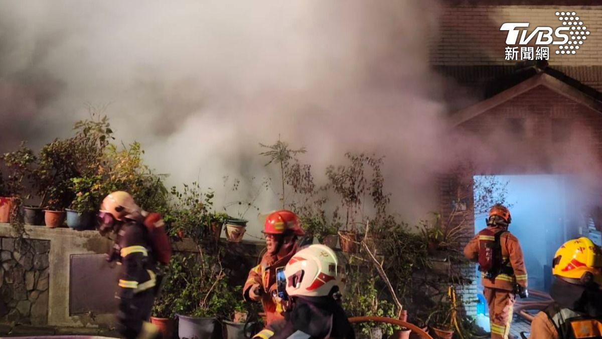 新北中和民宅凌晨火警!11人睡夢中急逃、2人一度受困