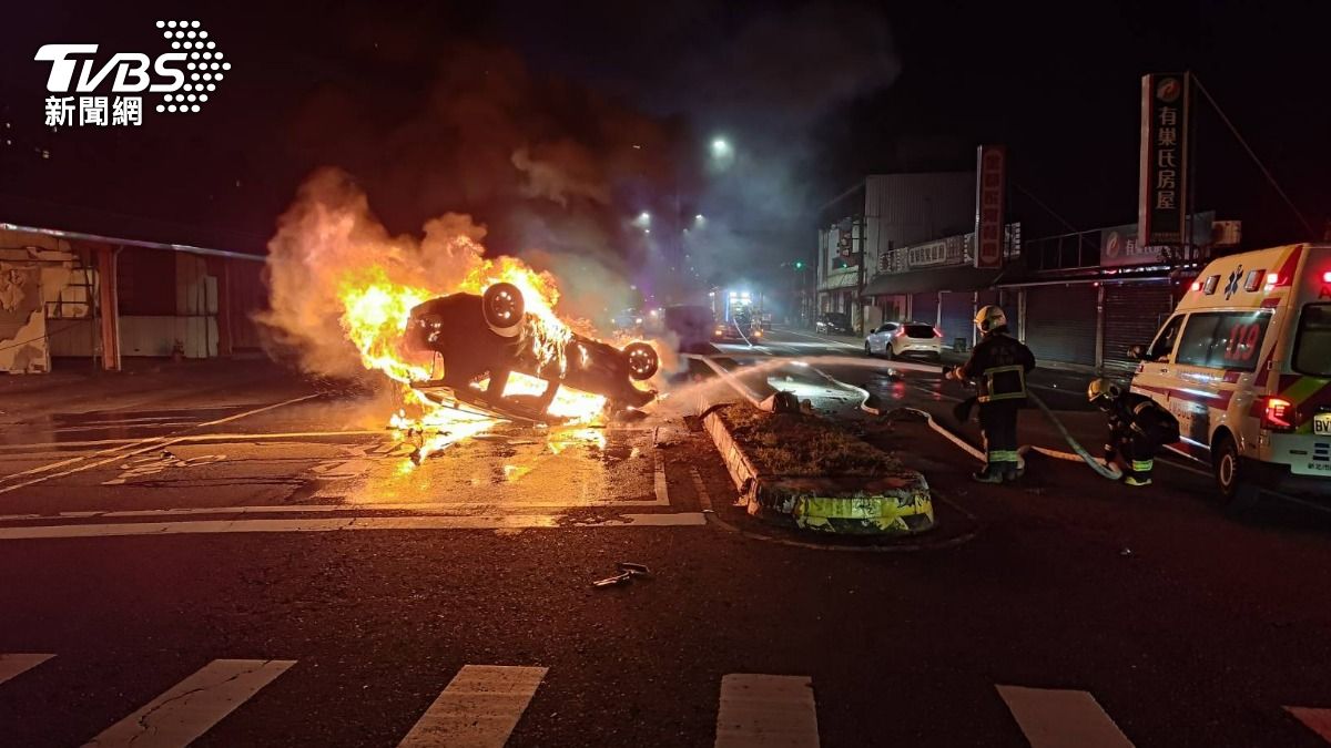 小轎車自撞翻覆後起火燃燒。(圖/TVBS)