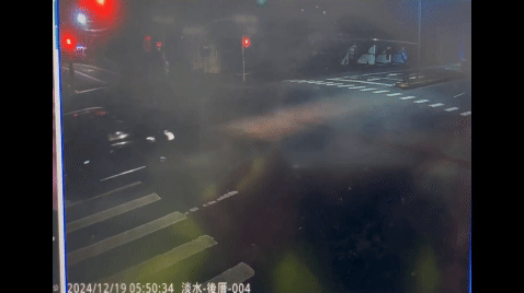 有片/6旬伯疲勞駕駛「衝分隔島撞斷電桿」 愛車翻覆燒成火球