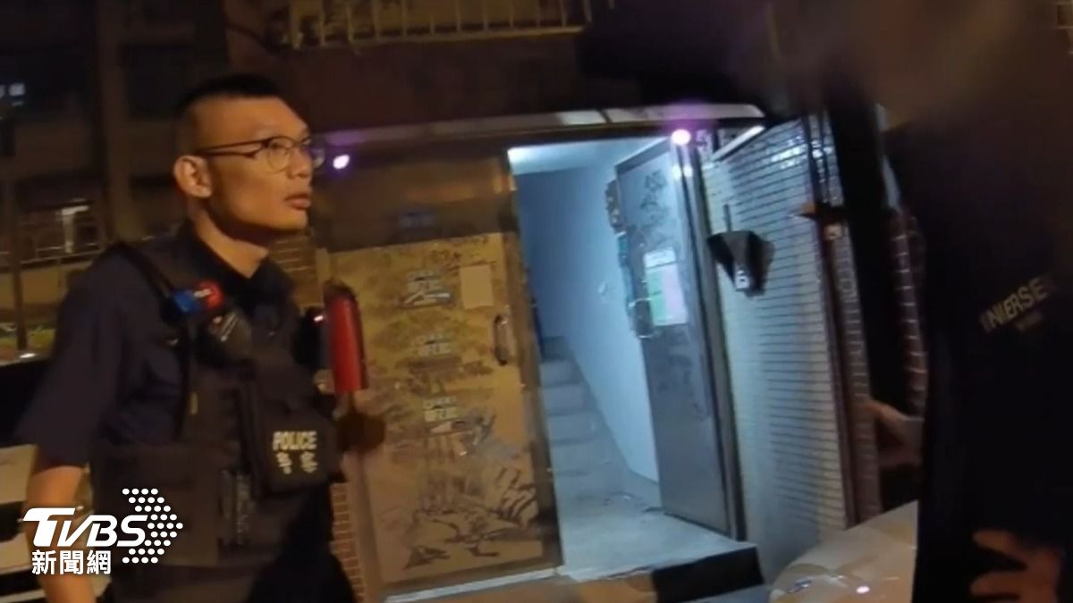 不爽賓士車紅線違停 新北醉漢爆氣拿安全帽猛砸車