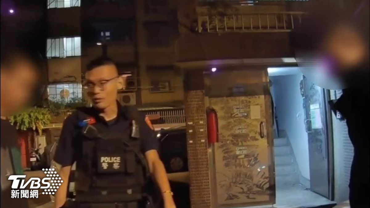 陳姓醉漢(右)不滿小轎車違規停在紅線上,竟持安全帽砸車,警方到場處理。(圖/TVBS)