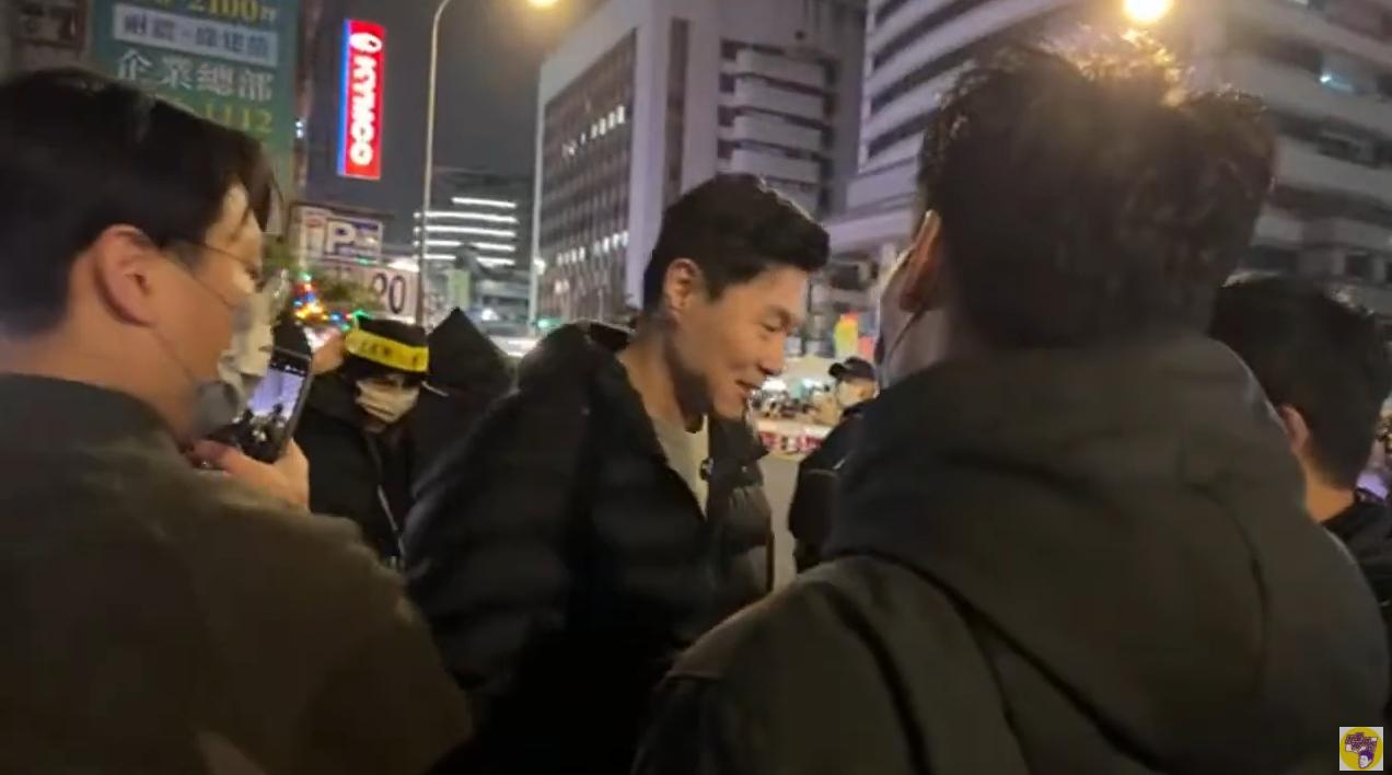 該名青鳥經過柳傑克身後,並藉機碰瓷。(圖/翻攝自「 我是柳傑克」YT頻道)