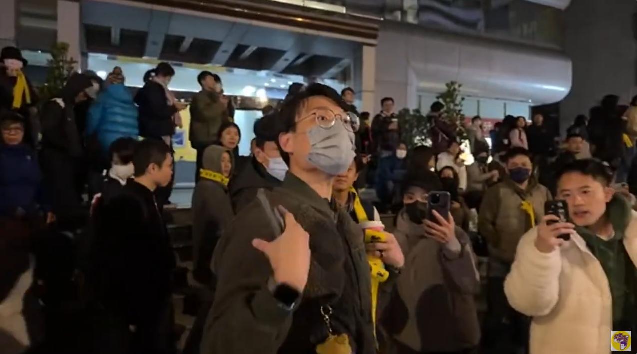 抗議現場一名青鳥情緒激動,試圖動手動腳。(圖/翻攝自「 我是柳傑克」YT頻道)
