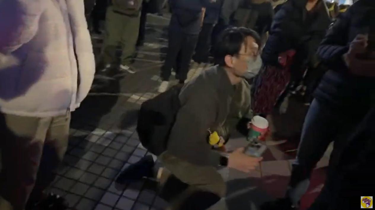 最後發現戲劇效果太尷尬,自己爬起來。(圖/翻攝自「 我是柳傑克」YT頻道)