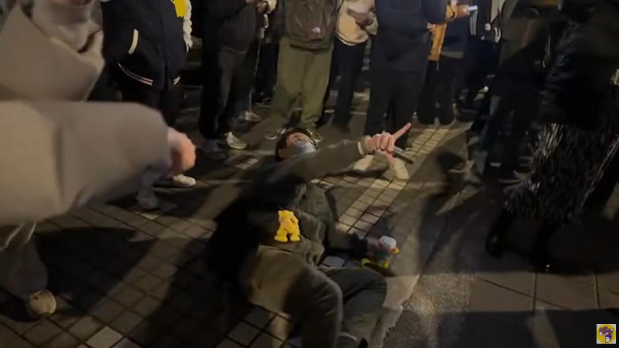 青鳥倒地後大喊「你推倒我了」,但手中飲料卻捨不得打翻。(圖/翻攝自「 我是柳傑克」YT頻道)