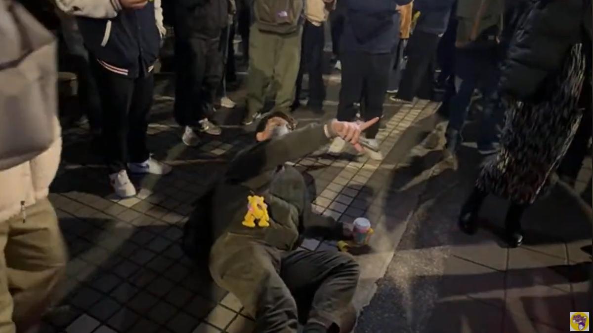 演技太爛!「青鳥碰瓷假摔」畫面曝 一票笑翻:比雲豹小公主還假