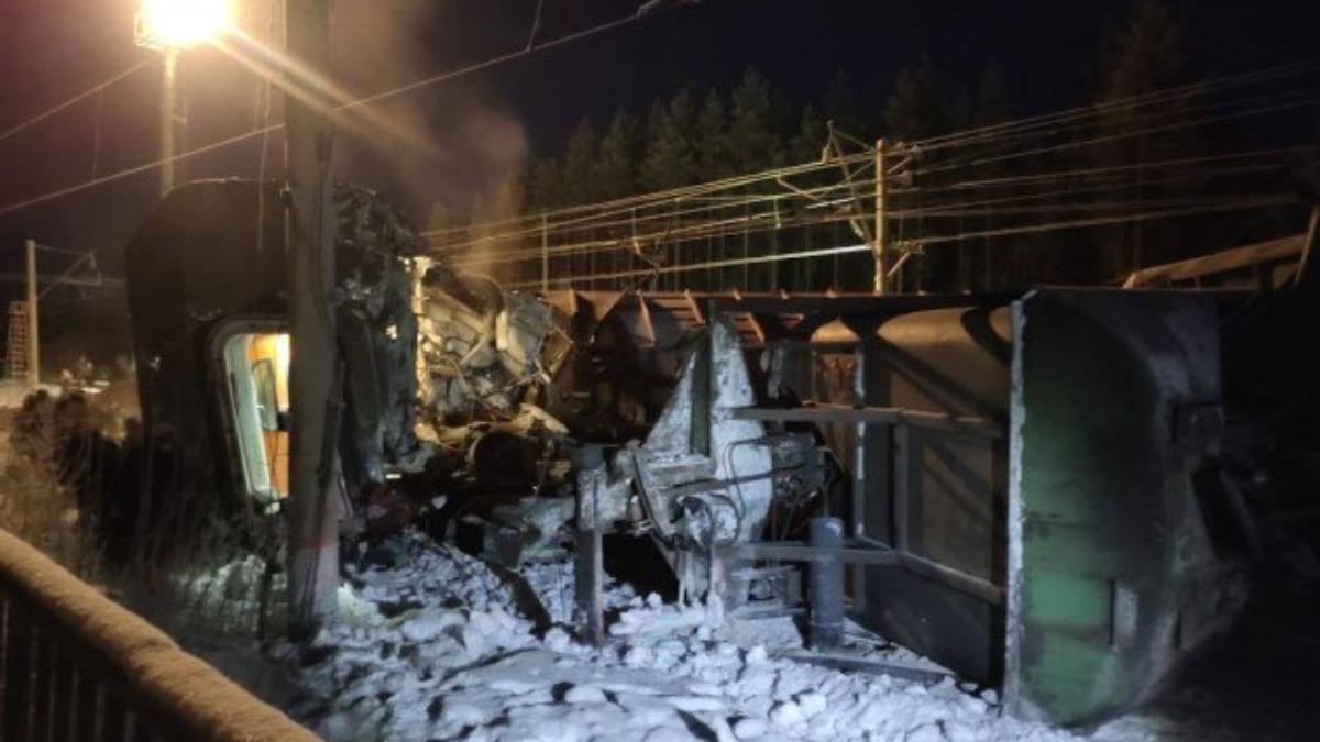 俄羅斯客運火車「對撞到脫軌」畫面曝 逾3百人生死未卜