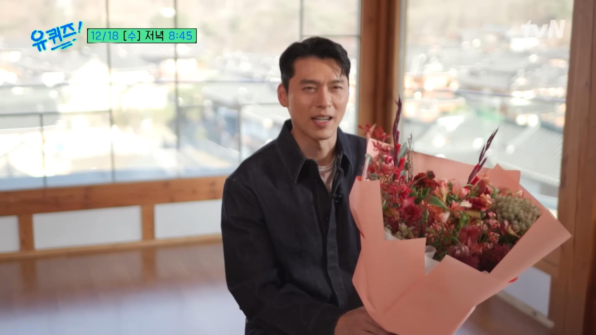 節目組特意送上花束,玄彬收下後還隔空傳情「老婆我會帶禮物回家」。(圖/翻攝自節目官方YouTube