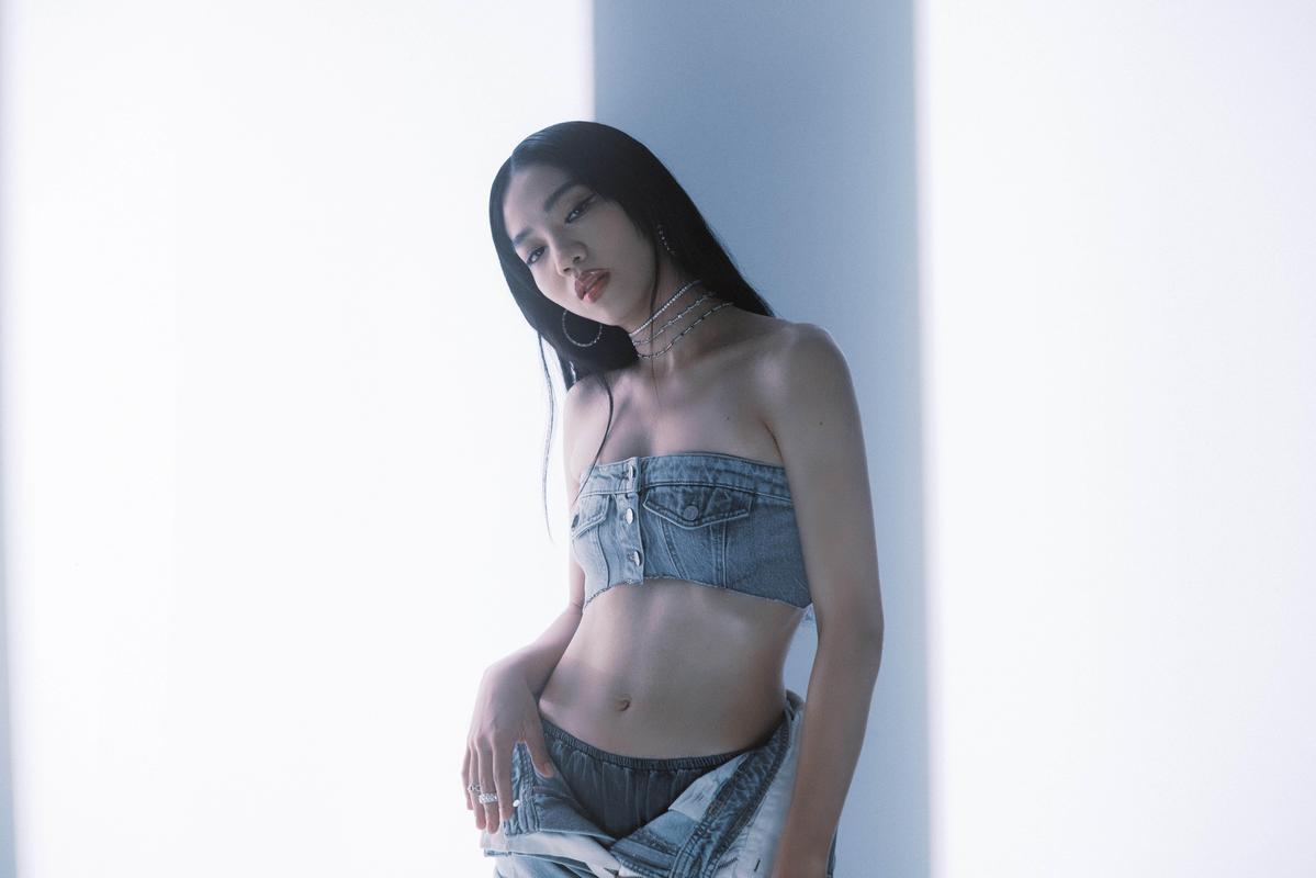 洪佩瑜消失歌壇11年，至今才推出首張專輯《明室》。（圖／何樂音樂提供）