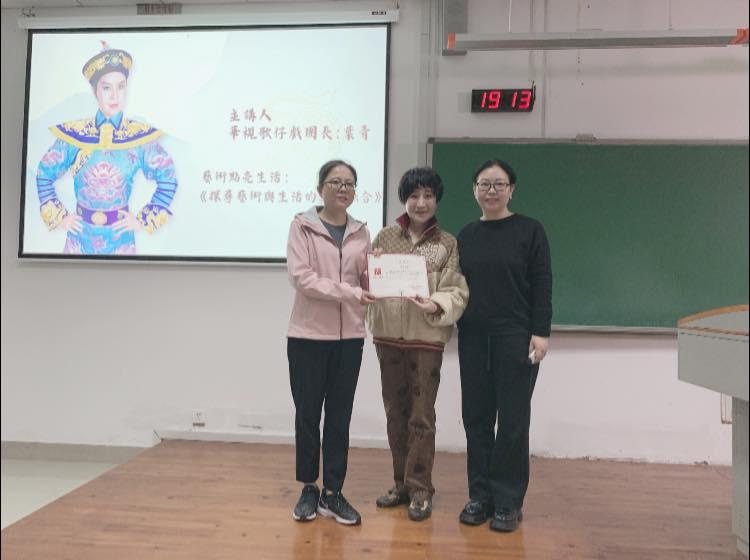 學校頒發感謝狀給葉青。(圖/翻攝自「葉青戲劇館」臉書)