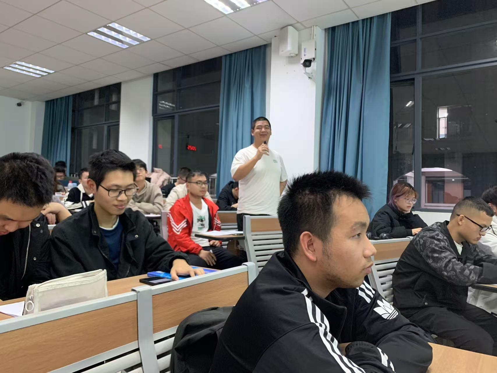 葉青受邀至廈門大學為理工科學生們講課,學生們聽得入迷。(圖/翻攝自「葉青戲劇館」臉書)