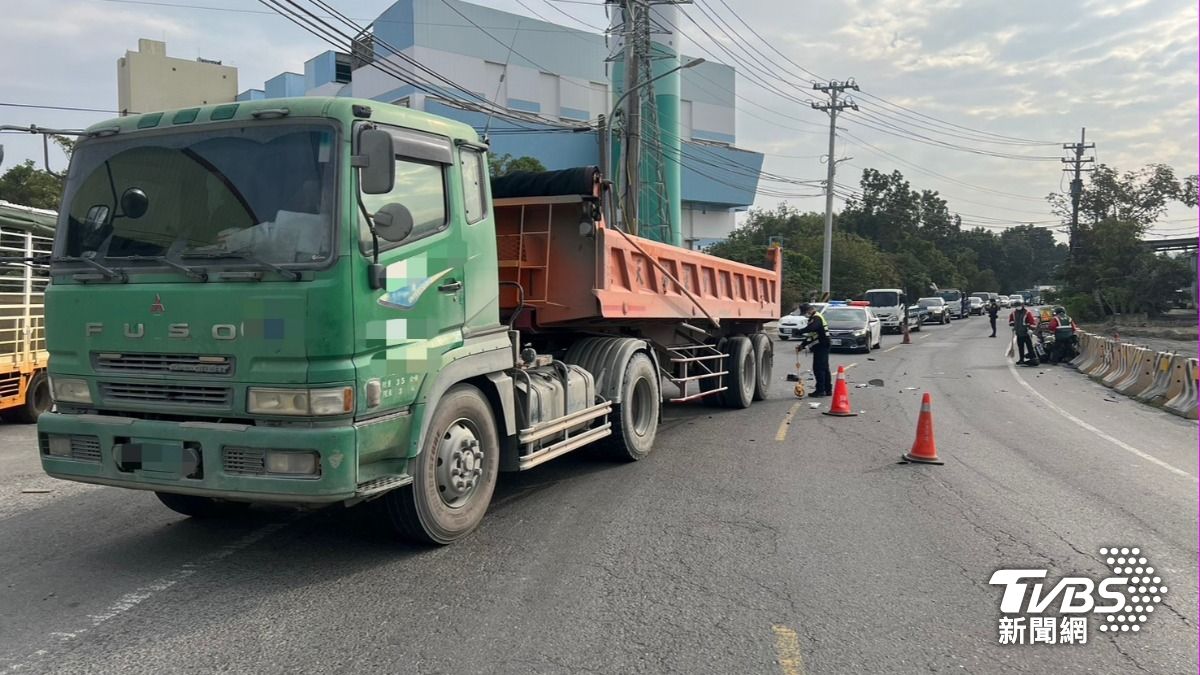 快訊/前車輪胎紋全無 高雄男大生「過彎自摔」遭砂石車輾斃