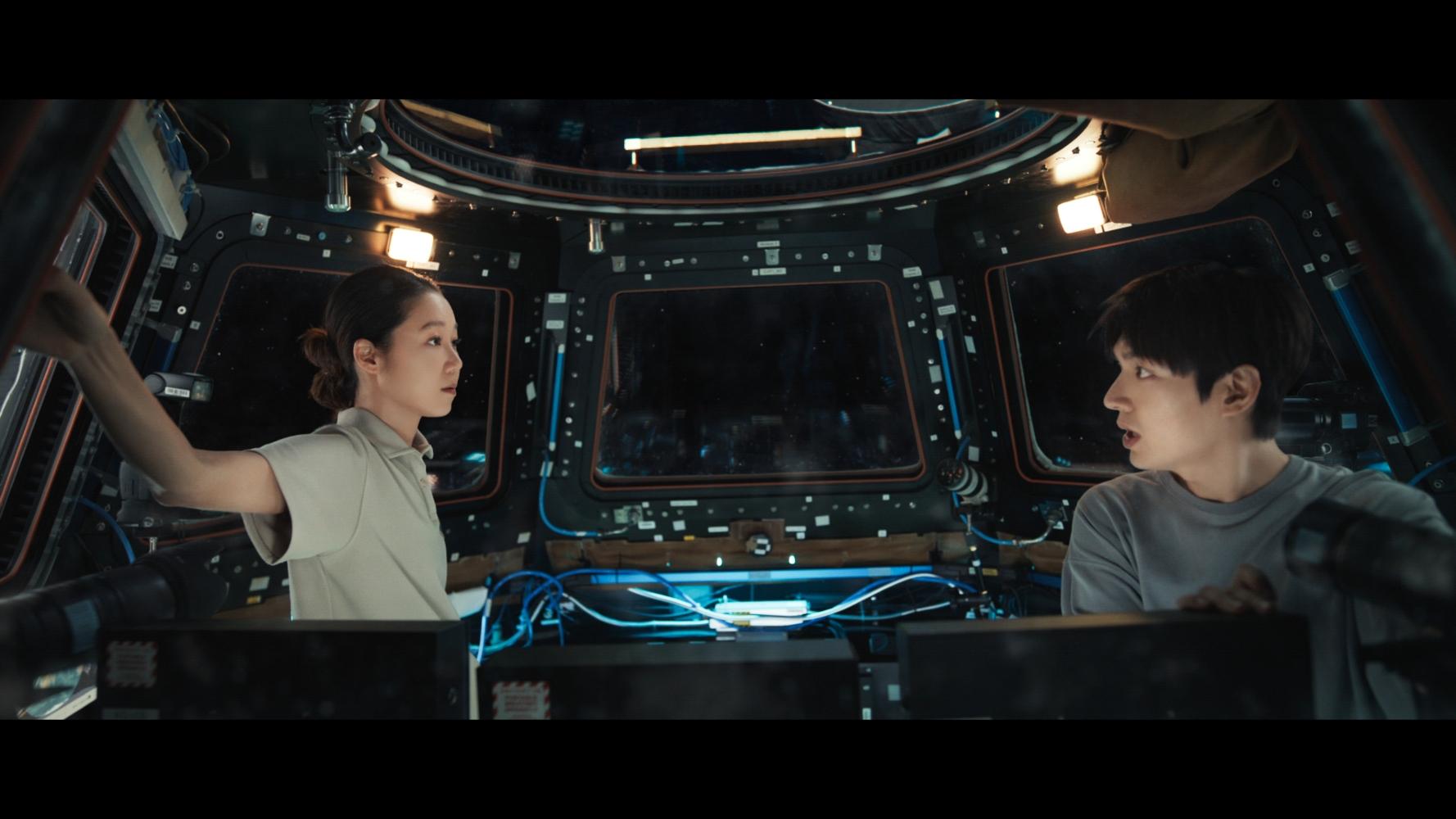 《問問星星吧》以外太空為背景。(圖/Netflix提供)