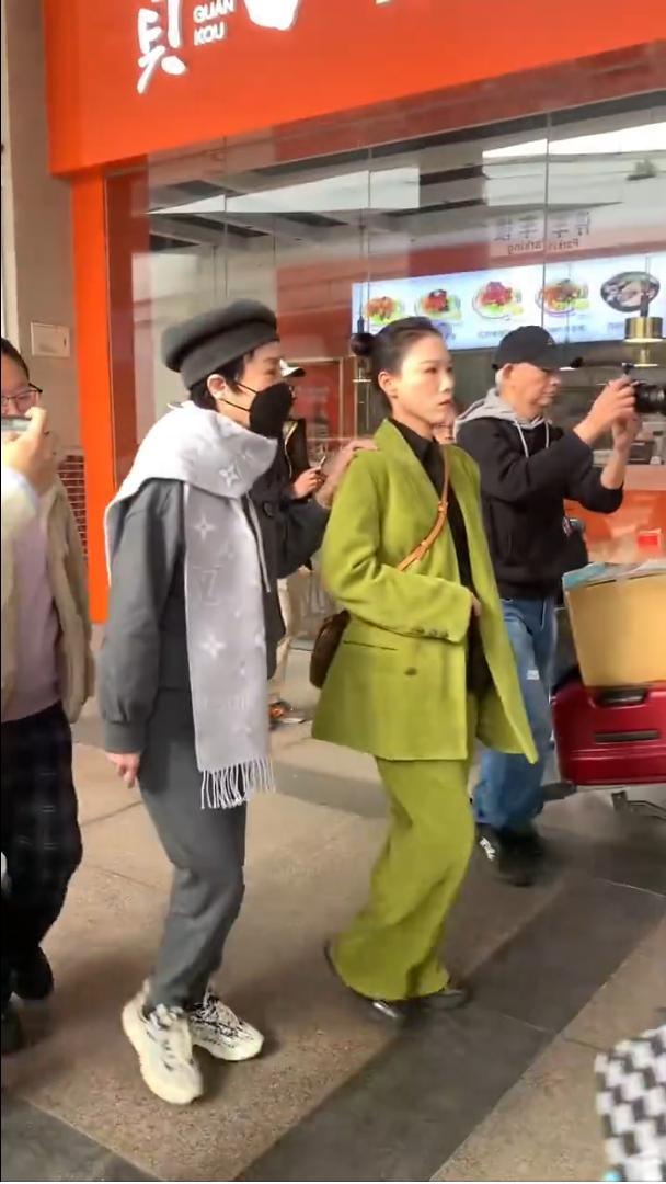 葉青打扮低調,親切的跟戲迷們打招呼。(圖/翻攝自微博)