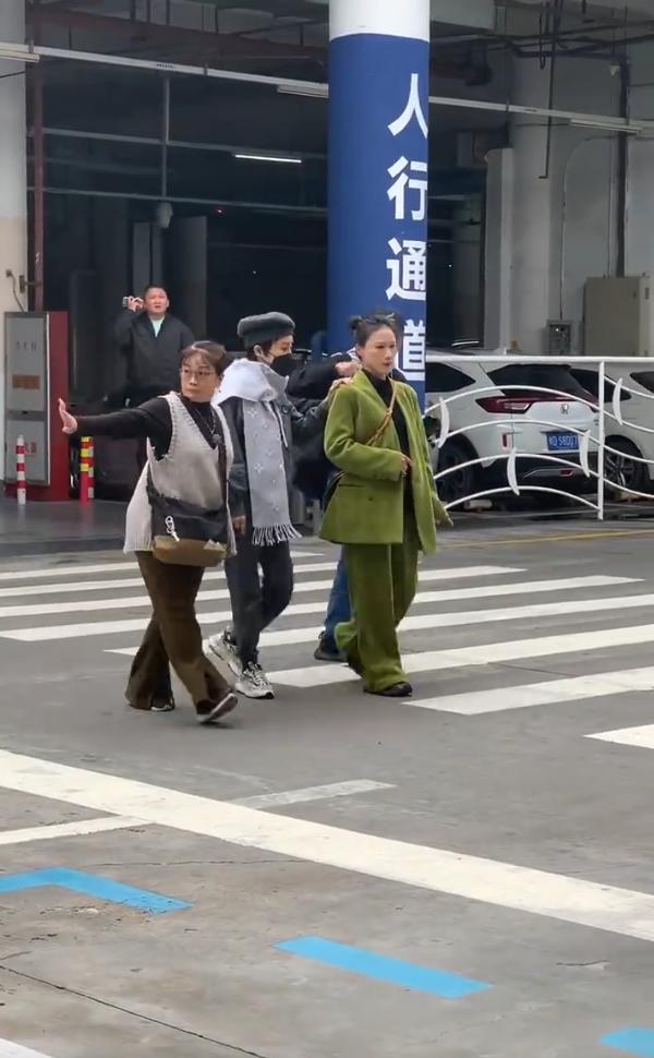 由於葉青腳扭傷,需要眾人攙扶。(圖/翻攝自微博)