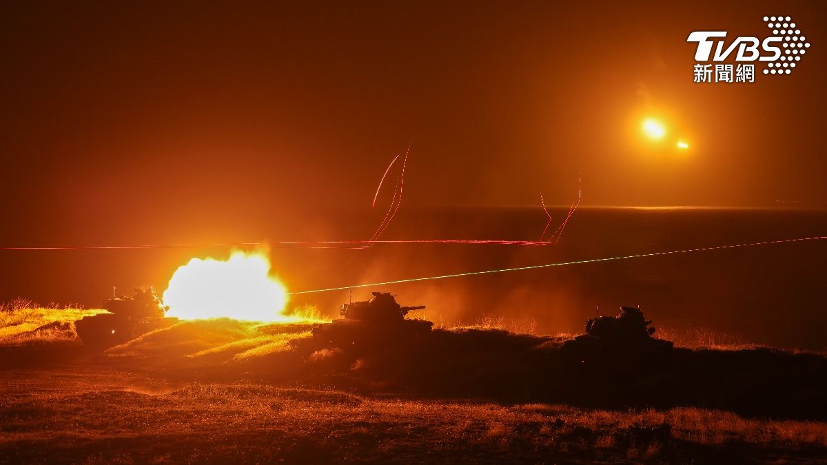 M60A3戰車砲、各式機槍射擊遂行灘岸火殲及灘岸戰鬥。(圖/澎防部提供)