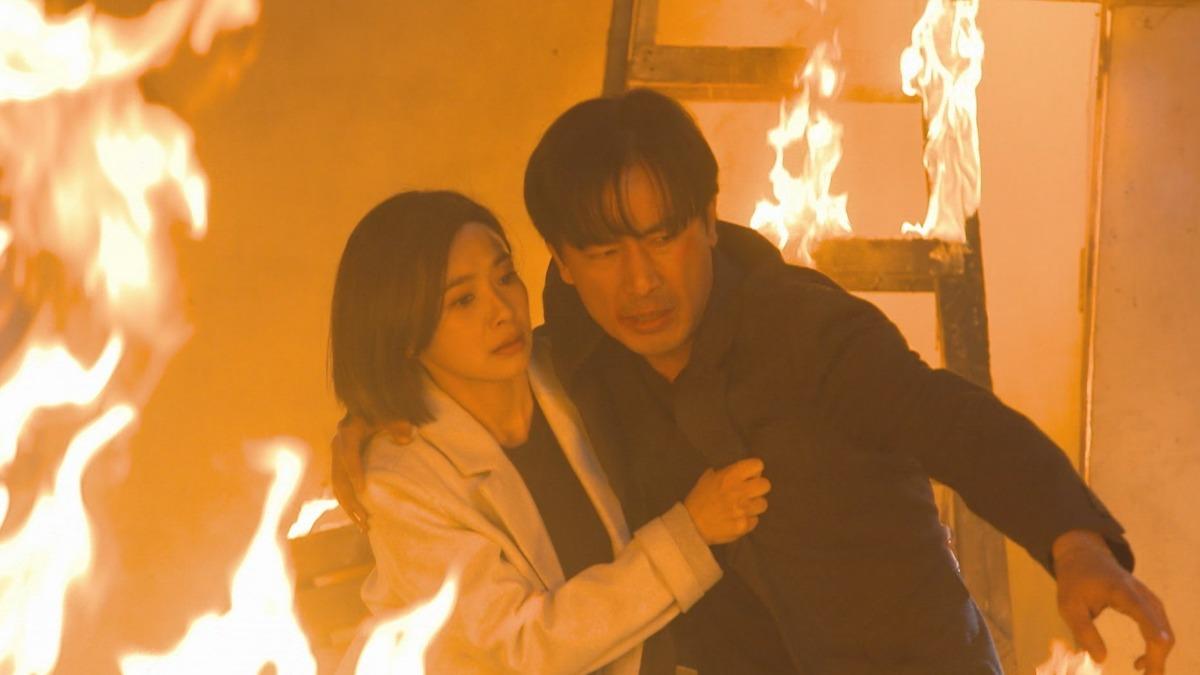 吳婉君闖火場「燃燒木棍掉落」險遭砸!驚險畫面曝光 嚇壞百萬人
