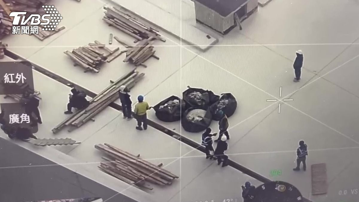 空拍機拍下屋頂待救人員。(圖/TVBS)