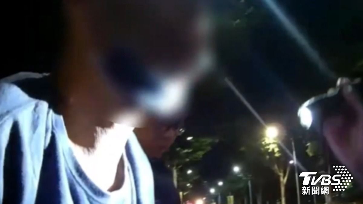 警當街攔捕拒檢騎士，追逾10km逮通緝犯。（圖／TVBS）