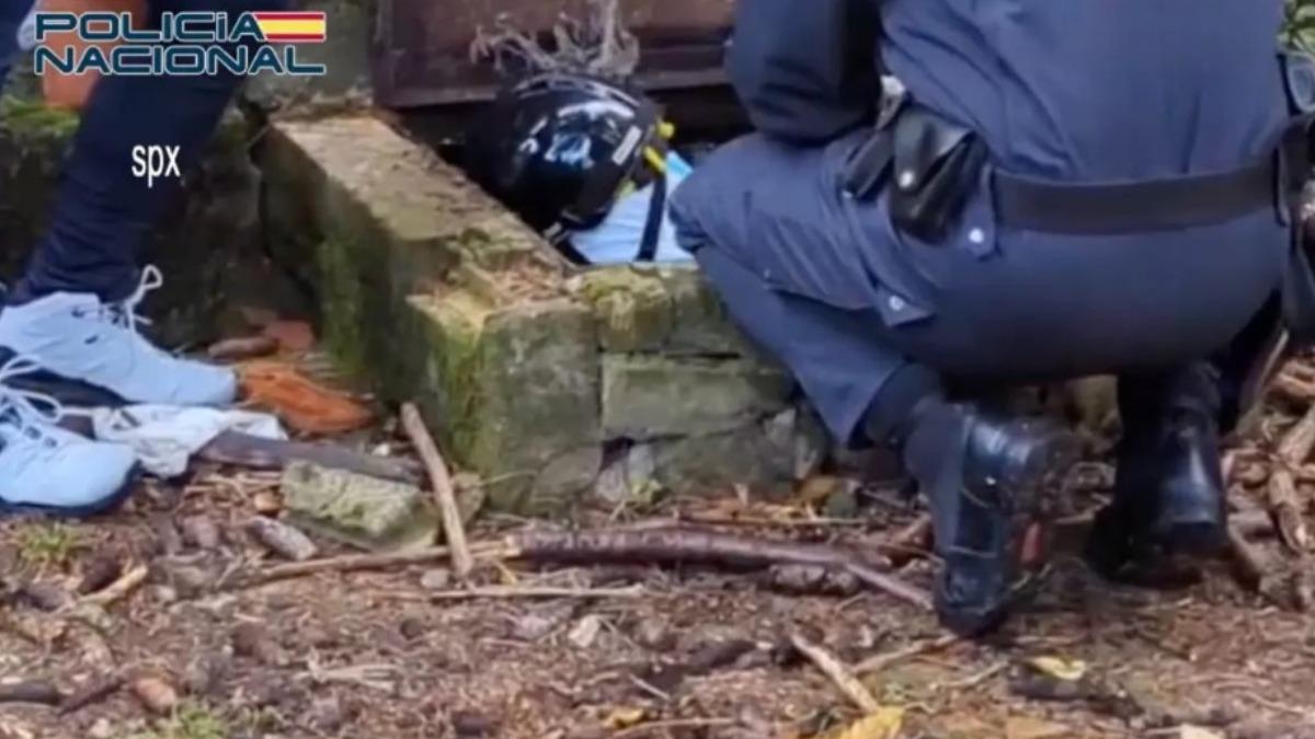 警方循線在1處墓地中挖出古巴男子的屍體。(圖/翻攝自SOLARPIX.COM))