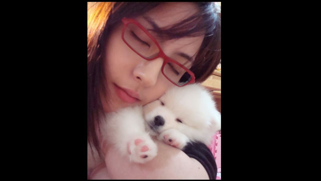 魏蔓和愛犬Puki。(圖/翻攝自魏蔓臉書)