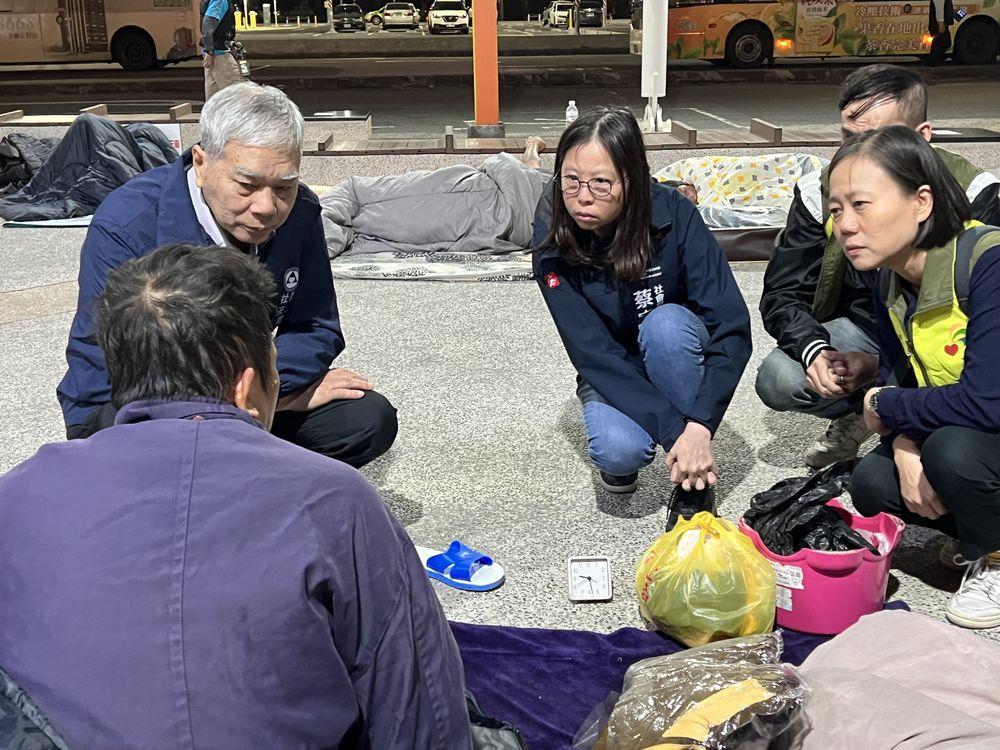 蔡宛芬與社福慈善總會理事長李昭揚關懷街友求職、身體狀況。(圖/高雄市社會局提供)