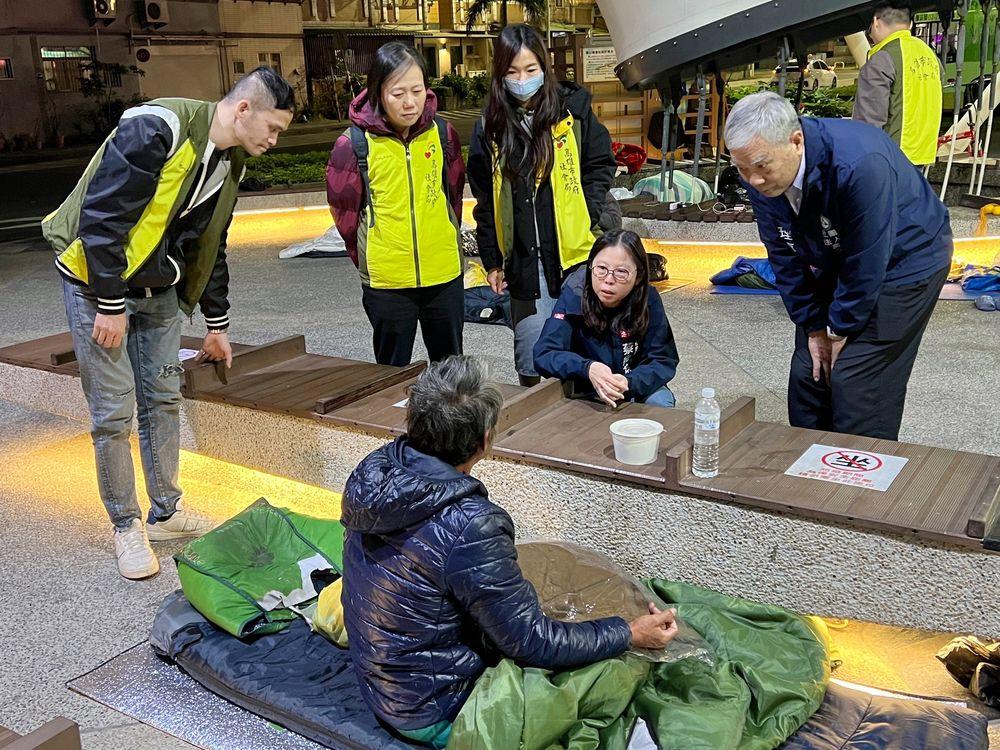 蔡宛芬關心街友露宿並鼓勵至街友中心安置。(圖/高雄市社會局提供)