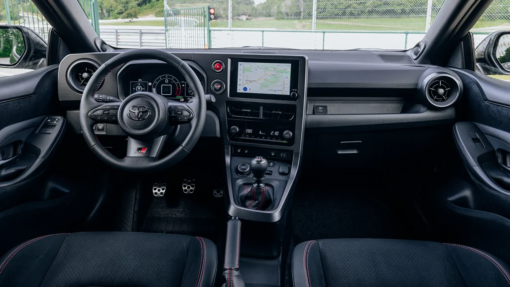 改款GR Yaris座艙更進一步朝向駕駛導向設計。（圖／Toyota提供）
