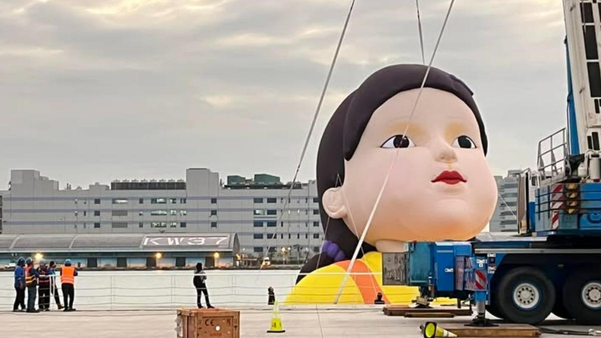 「魷魚遊戲」英熙娃娃佔領高雄港 鄉民又怕又愛搶揪朝聖