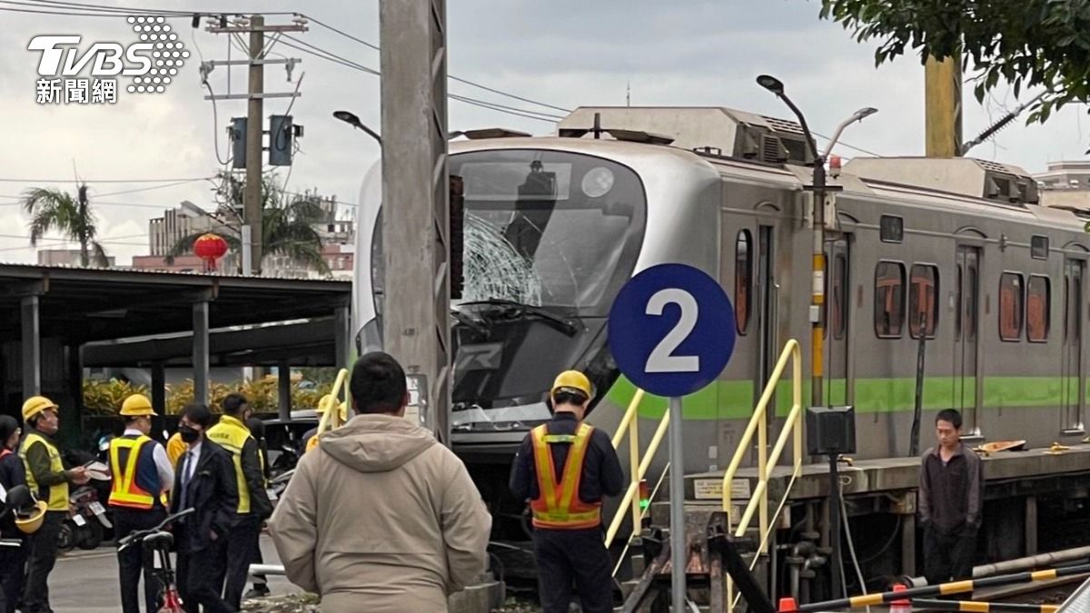 EMU900區間車花蓮「撞鐵桿」車頭毀損　台鐵：未注意停車位置