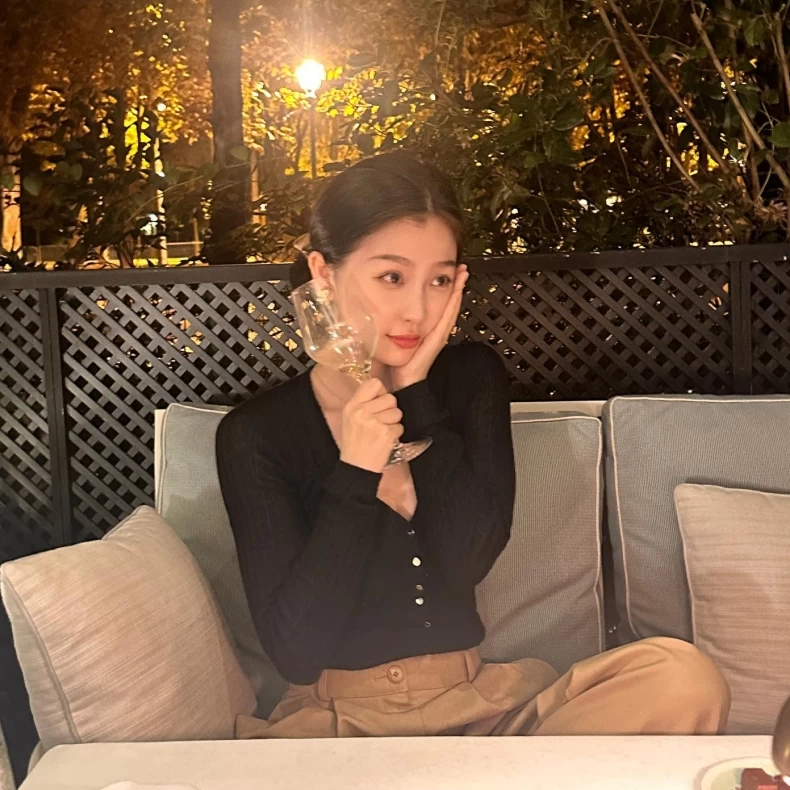 虞書欣選擇用氣泡水取代高糖飲料。(圖/翻攝自@estheeerrrrrIG)