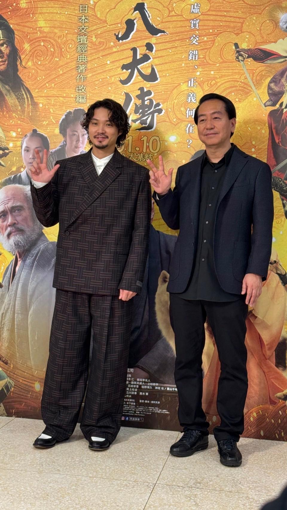 磯村勇斗(左)與導演曾利文彥比出數字8的手勢,盼台灣觀眾明年進場支持。(圖/原創娛樂提供)