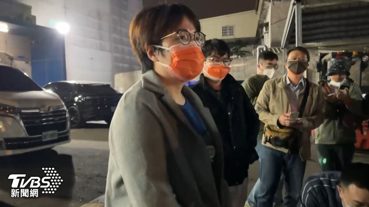 台中地檢署派員前往台中全聯火警現場。（圖／TVBS）
