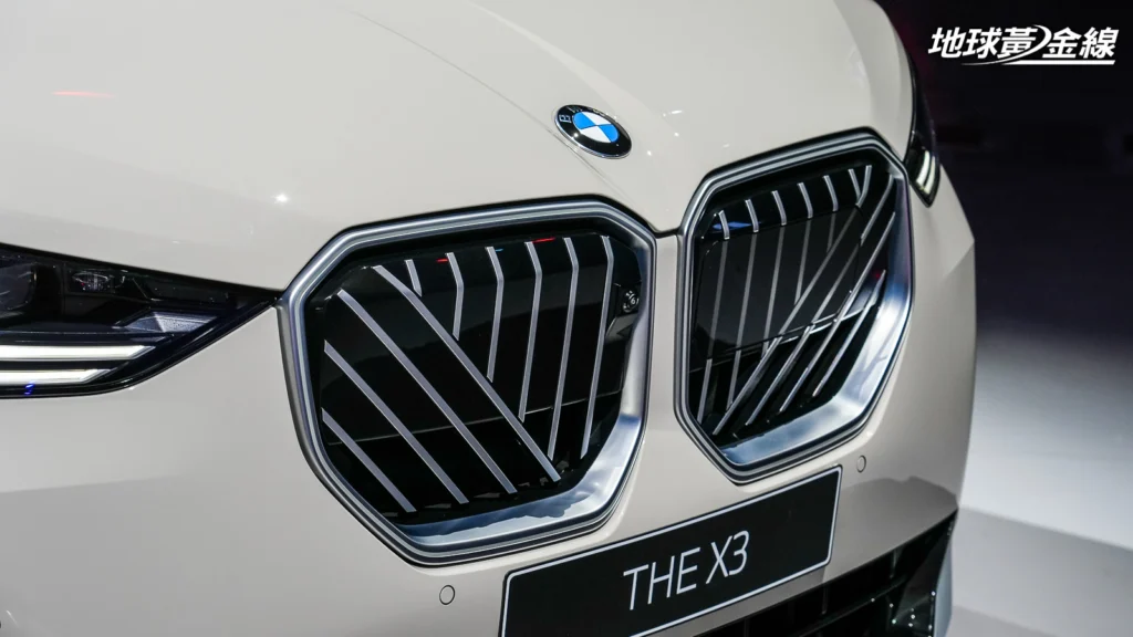 X3 xDrive xLine配備緞面銀色水箱護罩飾條。（圖／陳奕宏攝）