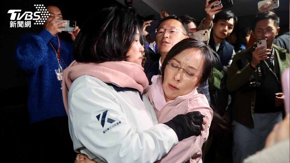 國民黨立委陳玉珍（前左）在場外與民進黨立委陳瑩（前右）發生衝突。（圖／中央社）
