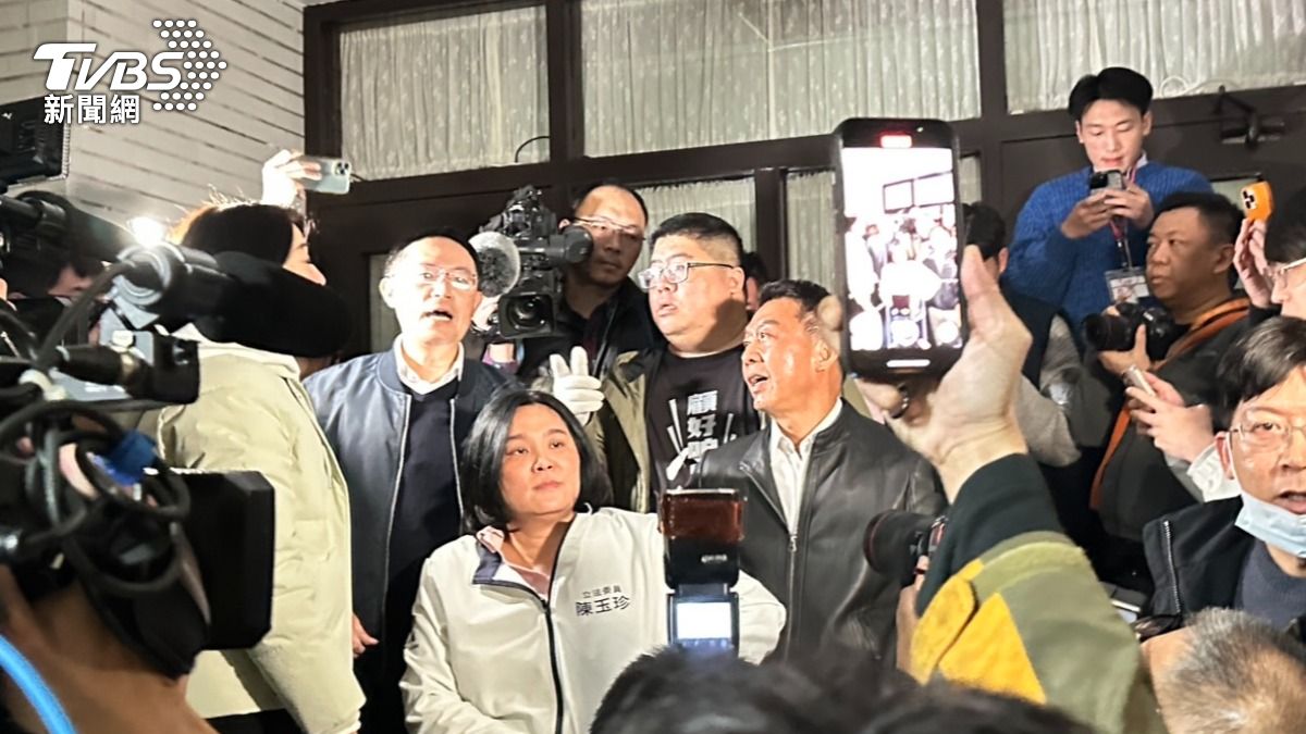 阻《選罷法》審議！綠委「夜襲」兵分三路突圍破窗　藍委嗆火燒議場