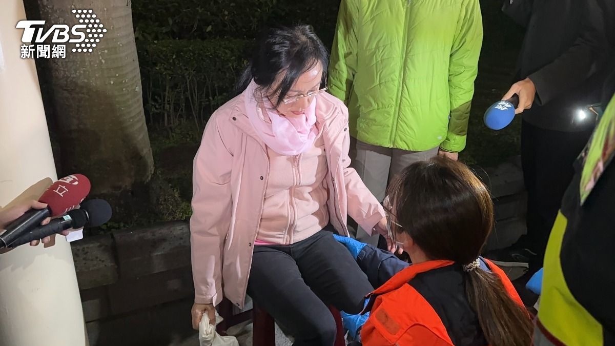 綠委陳瑩因推擠導致腿無力送醫。（圖／潘袁詩羽攝）