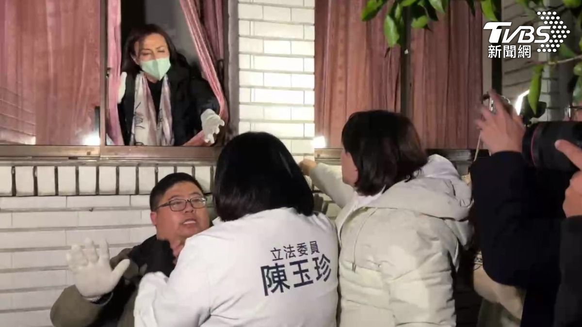 國民黨立委陳玉珍與民進黨立委蔡易餘、邱議瑩發生爭執。（圖／潘袁詩羽攝）