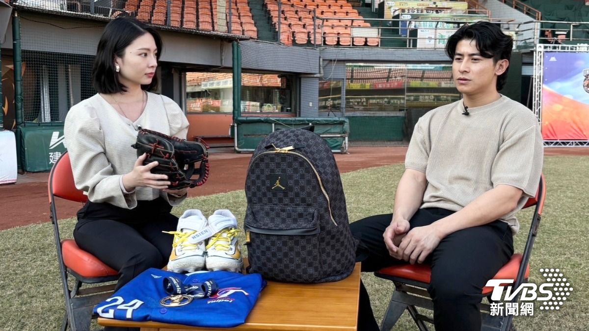 陳傑憲接受TVBS新聞網專訪,介紹常用裝備。(圖/區國強攝)
