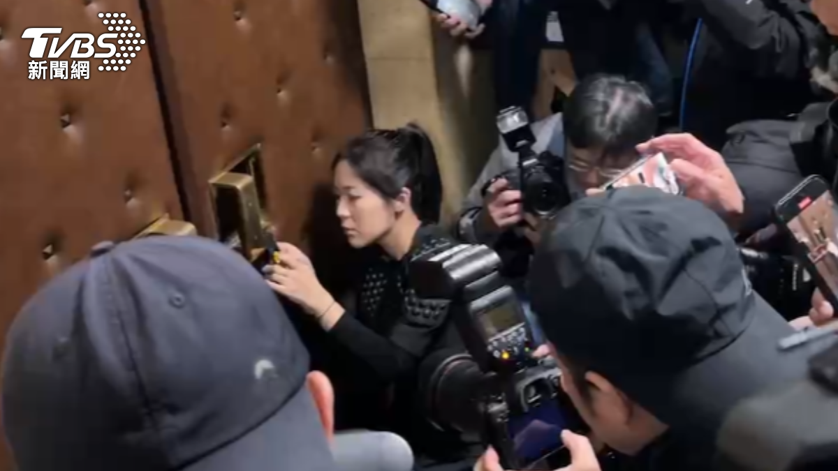 立院議場門開不了!疑綠委反鎖、鑰匙孔遭灌膠堵住 徐巧芯化身鎖匠