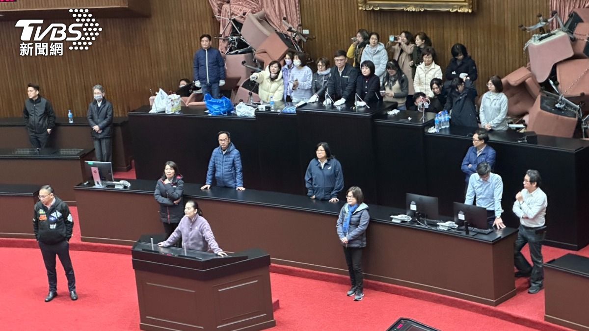 守夜失敗!藍委輪班睡議場門口 今早一開門「綠委已霸占主席台」