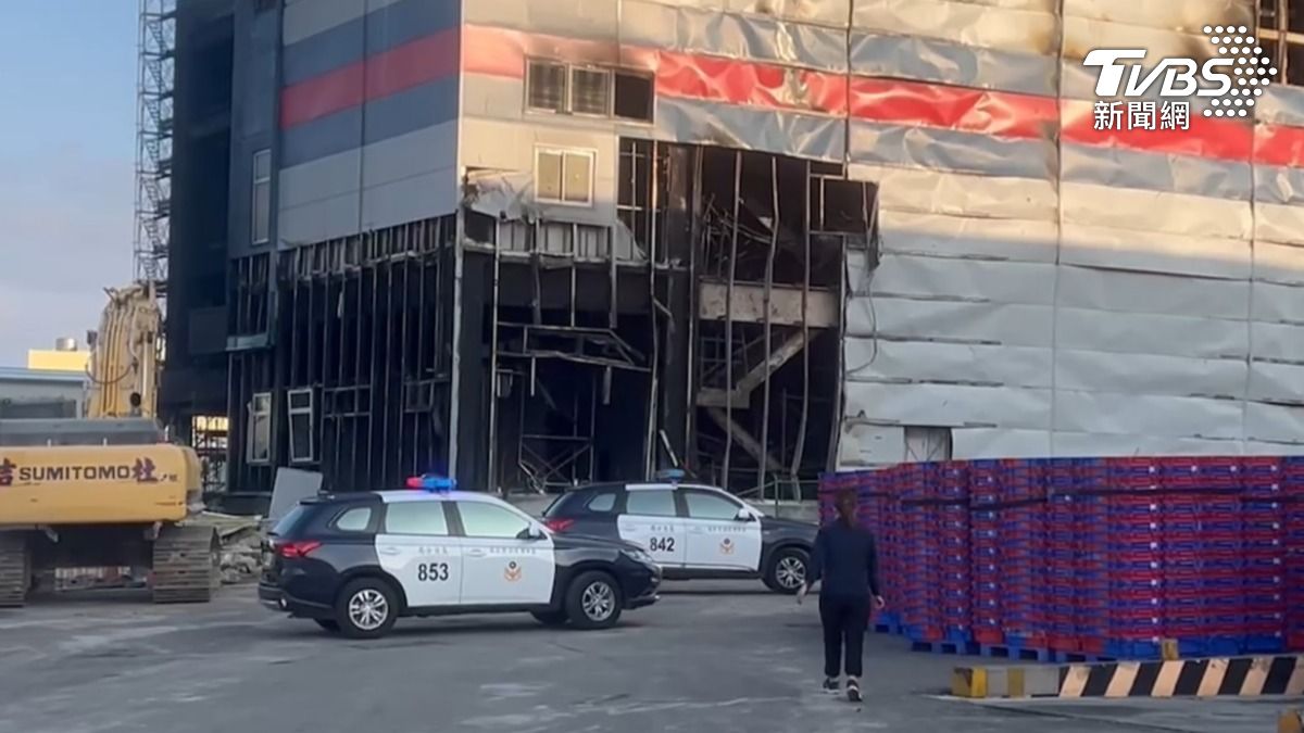 好幾台消防車跟烏日分局警車進出。（圖／林冠丞攝）