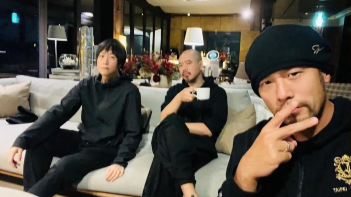 五月天阿信不藏了!周杰倫公開他素顏私照 笑虧:媽媽可以認出來