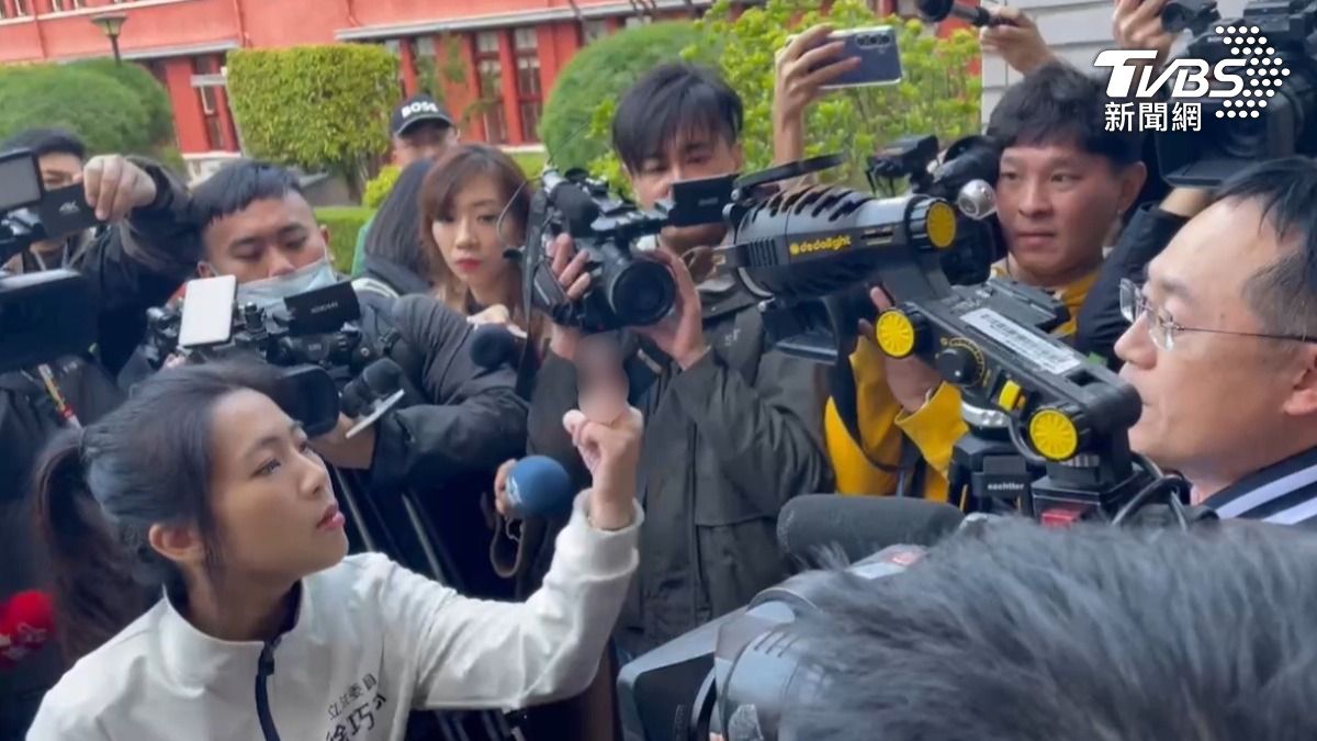 綠委突襲佔議場!李坤城這句話 徐巧芯怒「比中指」嗆:垃圾黨