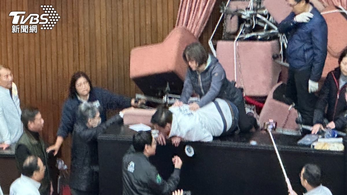民進黨立委賴惠員將國民黨立委葉元之按在桌上。(圖/林茜妤攝)