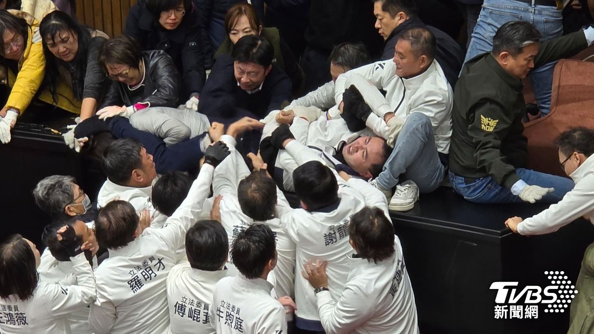 綠委與藍委爆發衝突。(圖/林茜妤攝)
