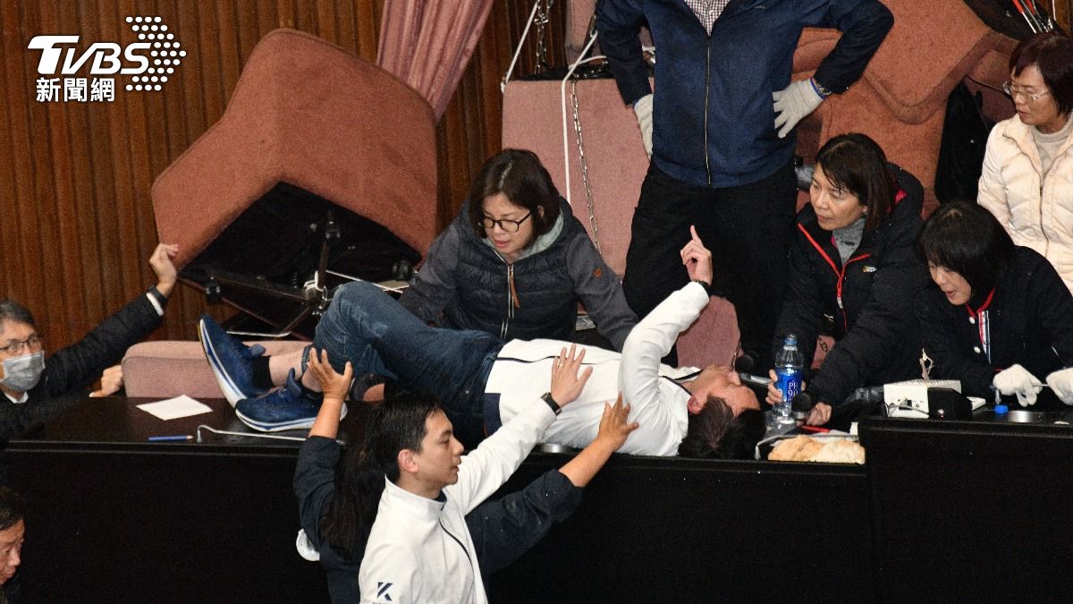 國民黨立委葉元之被民進黨立委賴慧員按在桌上。(圖/胡瑞麒攝)