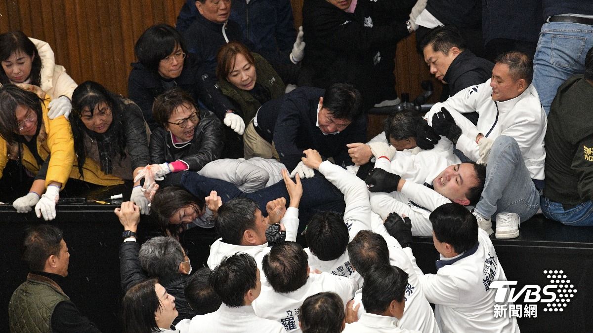 藍綠委爆發肢體衝突，重現摔角招式「剪刀腳」，民進黨立委林淑芬的頭一度被壓住。（圖／胡瑞麒攝）