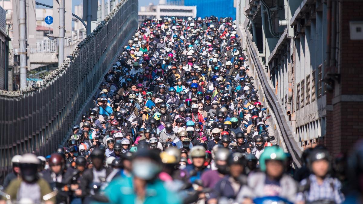長時間通勤「壓力激增8倍」！研究證實：多20分鐘像減薪19％